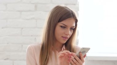 Kadın Smartphone Office tarama