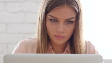 Yaratıcı kadın Laptop meşgul