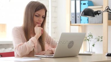 Dizüstü bilgisayarda çalışan düşünme yaratıcı kadın