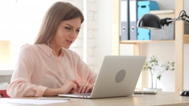 Kadın laptop webcam sohbet