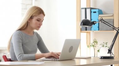 Baş ağrısı, stres çalışma ofisinde çalışan kadın için