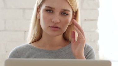 Baş ağrısı, yorgun kız çalışma Online yaratıcı ofisinde