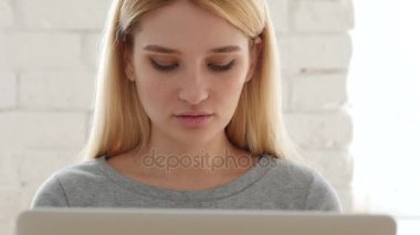 Kız düşünme ve çalışma Online yaratıcı ofisinde