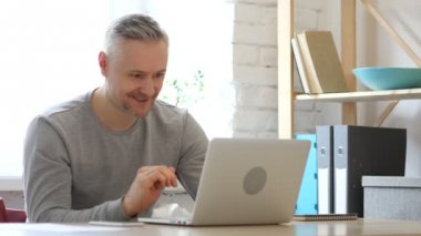 Orta tarafından işyerinde dizüstü bilgisayarda web kamerası Video sohbet adam yaşlı