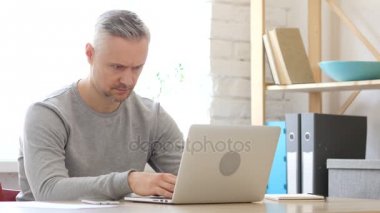 Office, tamamlanmak iş bırakarak orta yaşlı adam