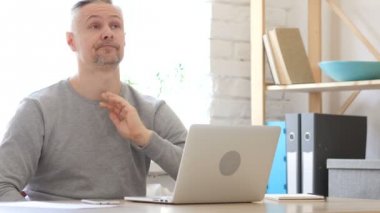 Rahatlatıcı yorgun orta yaşlı adam iş başında