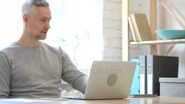 Müşteri için iş yerinde bekleyen adam orta yaşlı