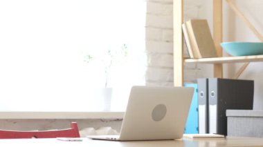 Orta yaşlı adam iş, başlar iş laptop için geliyor