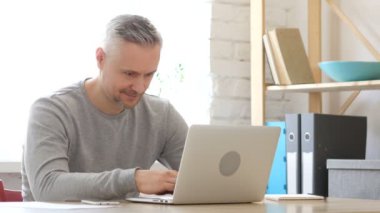 Kamera doğru iş yerinde görünen adam orta yaşlı