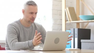 Ofiste müşterilerle konuşan adam orta yaşlı