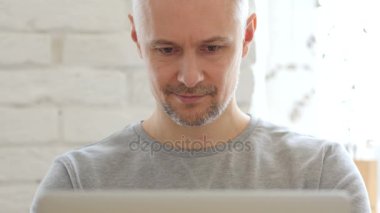 Mansmiling kamera, önden görünüm doğru orta yaşlı