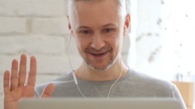 Görüntülü sohbet laptop orta tarafından yaşlı adam, önden görünüm
