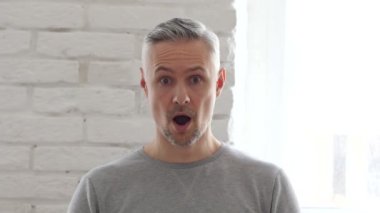 Sürpriz bir şekilde, ofiste oturan şok orta yaşlı adam hayran