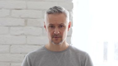 Orta yaşlı adam başarısızlık büyük bir iş kaybı tepki