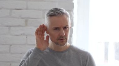 Orta yaşlı adam bakım, Office ile ses dinleme