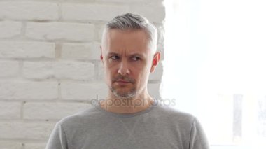Beyin fırtınası, ofiste oturan adam yaşlı orta düşünüyorum