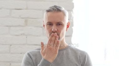 Öpücük aşık orta yaşlı adam tarafından uçan