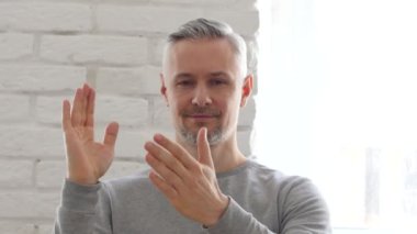 Alkış, alkış orta yaşlı ofisinde oturan adam