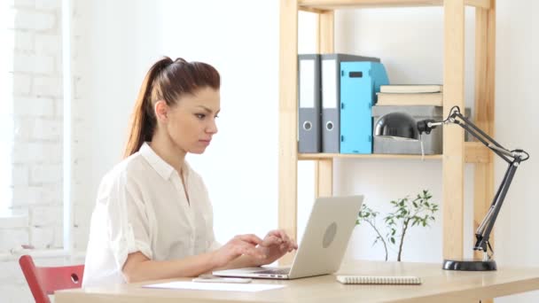 Vrouw boos door verlies, die op Laptop werkt — Stockvideo