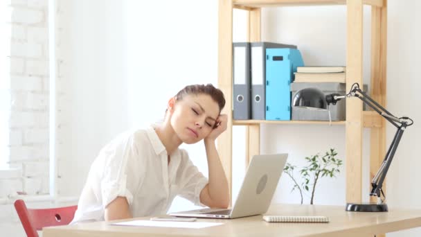 Unavený spící ženu v její kanceláři — Stock video