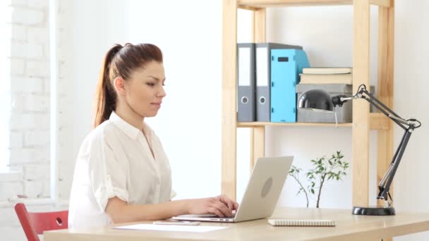 Уставшая расслабляющая женщина работает над ноутбуком — стоковое видео