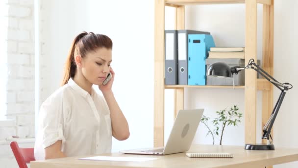 Mujer respondiendo al llamado al trabajo, hablando con los clientes — Vídeos de Stock