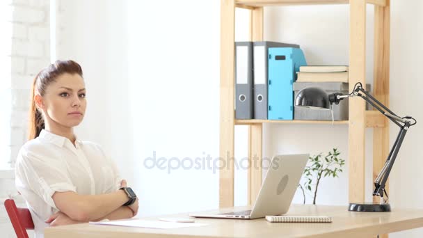 Mujer esperando en el trabajo, viendo el tiempo en el reloj de muñeca — Vídeo de stock