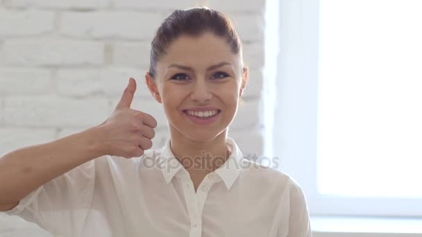 Pulgares hacia arriba por mujer, mirando a la cámara — Vídeos de Stock