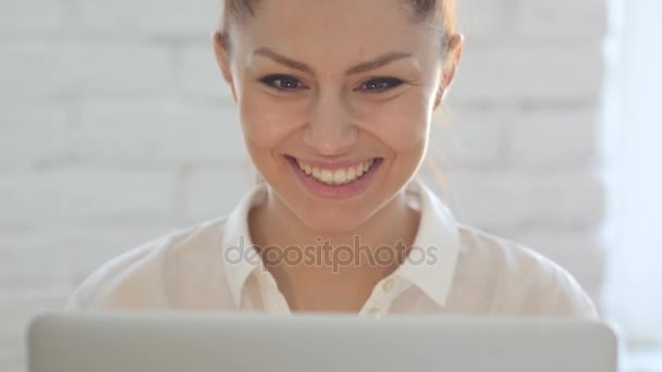 网络摄像头视频聊天的女人前视图 — 图库视频影像