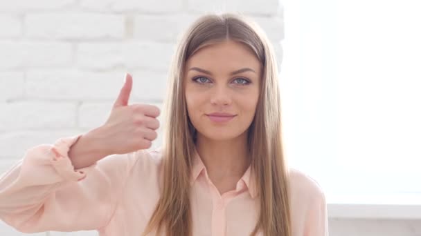 Thumbs Up by Young Woman, Looking at Camera — Stock Video