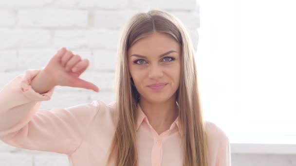 Pouces baissées par la jeune femme, regardant la caméra au bureau — Video