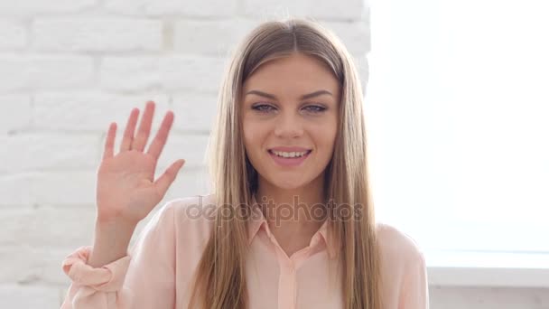 こんにちは、歓迎に手を振っている女性 — ストック動画