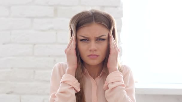 Huvudvärk, stressad kvinna i Office — Stockvideo