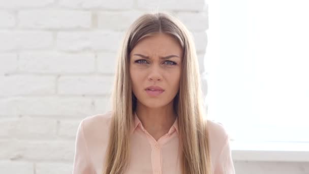 Crier femme au bureau devient fou — Video