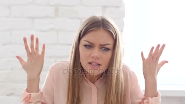 Hayal kırıklığına uğramış kızgın kadın iş yerinde — Stok video