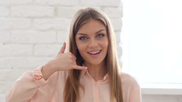 Bel ons klanten, vrouw gebaren in Office — Stockvideo