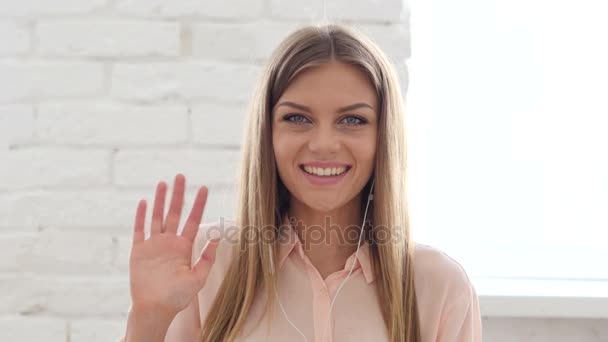 Internet Video Chat no Trabalho, Mulher Falante — Vídeo de Stock