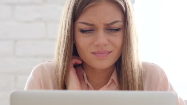 Mulher cansada trabalhando no laptop, vista frontal — Vídeo de Stock