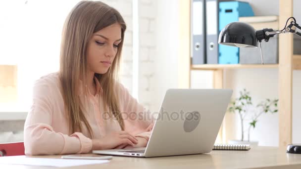 Mulher criativa trabalhando no laptop no escritório — Vídeo de Stock