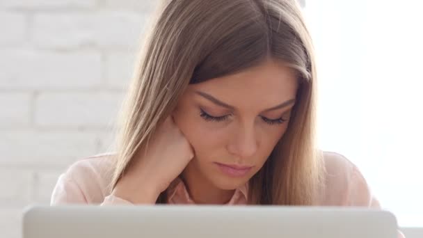 Schlafende Frau im Büro — Stockvideo