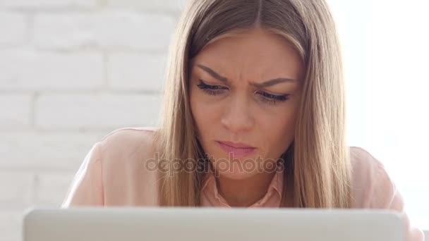 愤怒的创意女人笔记本电脑，关闭上工作 — 图库视频影像
