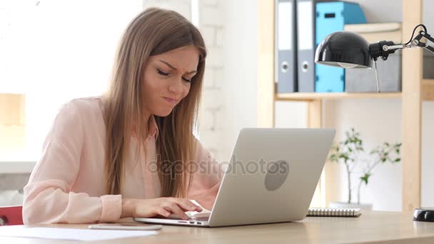 Mujer loca gritando en el trabajo, frustración — Vídeos de Stock