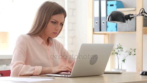 Mujer reaccionando a la pérdida, trabajando en el ordenador portátil — Vídeo de stock