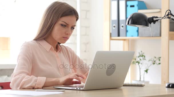 Une femme créative célèbre son succès au travail — Video