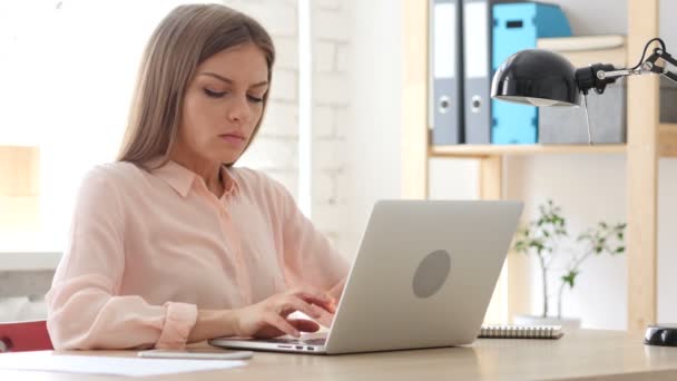 Zmęczony kreatywne kobieta pracuje na laptopie — Wideo stockowe