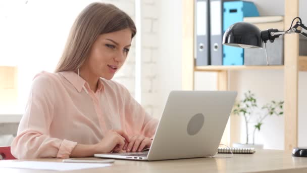 Webcam czat przez kobietę na laptopie — Wideo stockowe