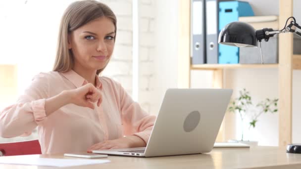 Pulgares hacia abajo por la mujer creativa en la oficina — Vídeo de stock