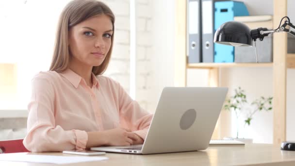 Agitar la cabeza para estar de acuerdo, sí por mujer confiada — Vídeo de stock