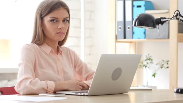 Scuotere la testa per rifiutare, negazione da parte della donna fiduciosa — Video Stock