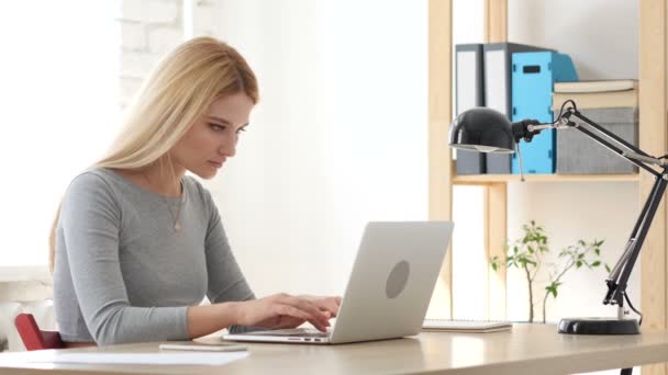 Reageren op Online verlies tijdens het werken op de Laptop — Stockvideo